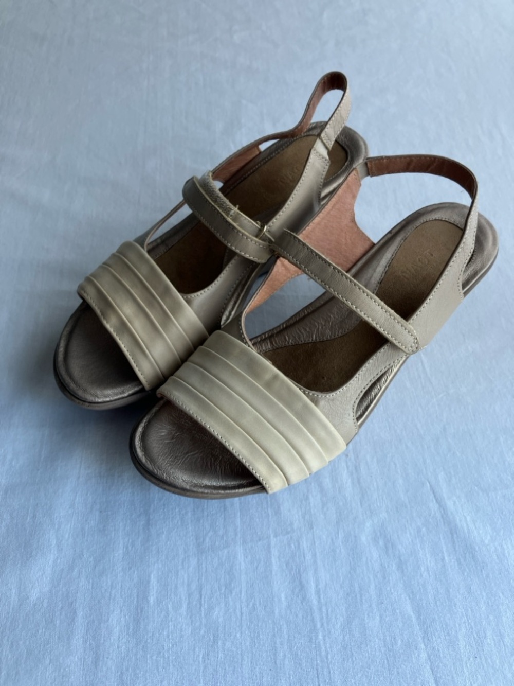 Naot Sandals Leather Gallus Slingback Tan cream women’s size 9 to 9.5 US 40 EU
